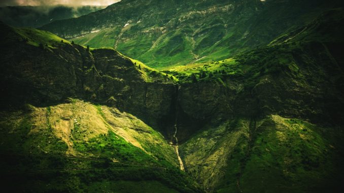 alpine-waterfall-scenery-PEQ8NTT